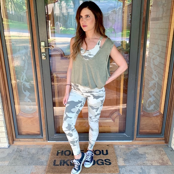 High Waisted Camo Leggings w/ cargo pockets - Picture 3 of 6